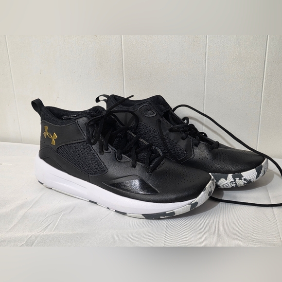 Under Armour Lockdown 6 Mens Size 11 Black And White With Metallic Gold Logo - Picture 2 of 8